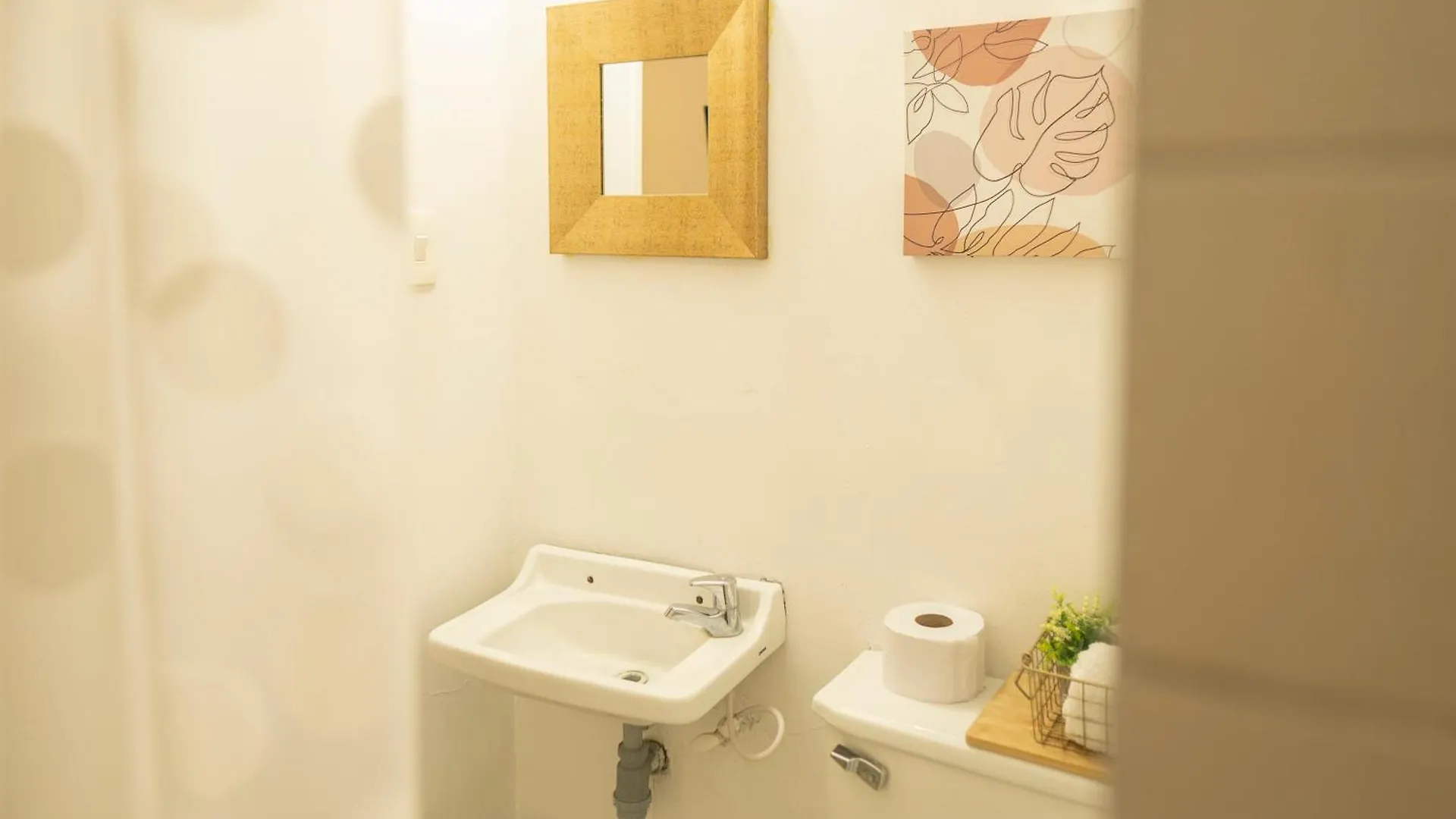 Africa House-Casa Hotel Laureles-La70 Medellin Guest house